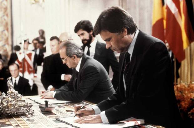 espana-en-el-mundo_01_europa-firma-tratado-adhesion-a-la-cee-1985-efe